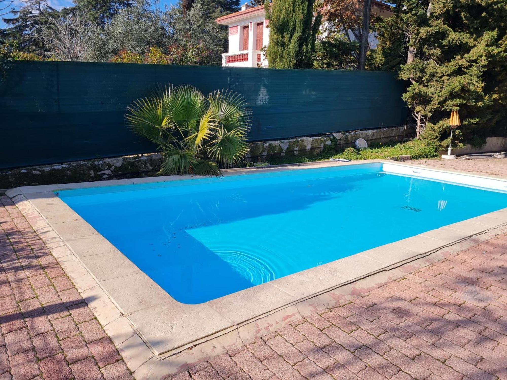 Confortable A 25 M² Avec Piscine Partagee *